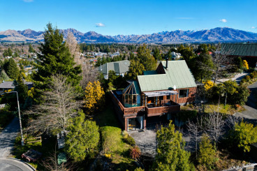 90 Chalet Crescent