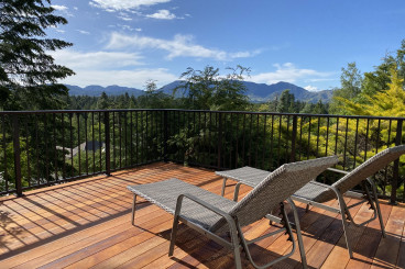99 Chalet Crescent